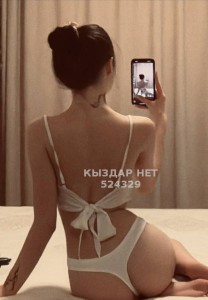 Бір жігіт қалың әйелдерді жалап жатыр